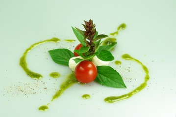 Salat mit Tomate,Mozzarella und Basilikum