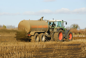 Traktor fährt Gülle auf das Feld 2883