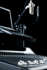 mischpult in einem tonstudio