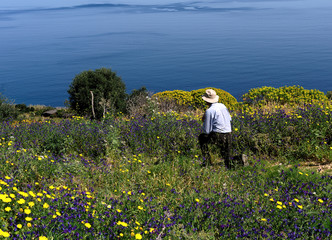Uomo che guarda alla riserva dello Zingaro