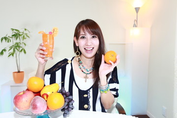 Obraz premium トロピカルジュースも持った笑顔の女性
