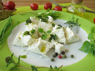 Schafskäse mit Kräuterpesto