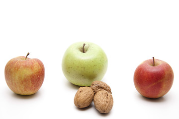 Äpfel und Walnüsse