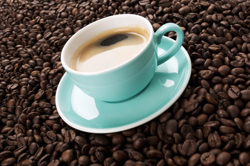 espresso tasse auf kaffebohnen