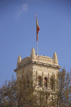 tour et drapeau