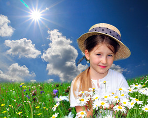 Mädchen mit Hut auf Wiese