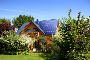 Fototapeta na wymiar Dom z paneli słonecznych