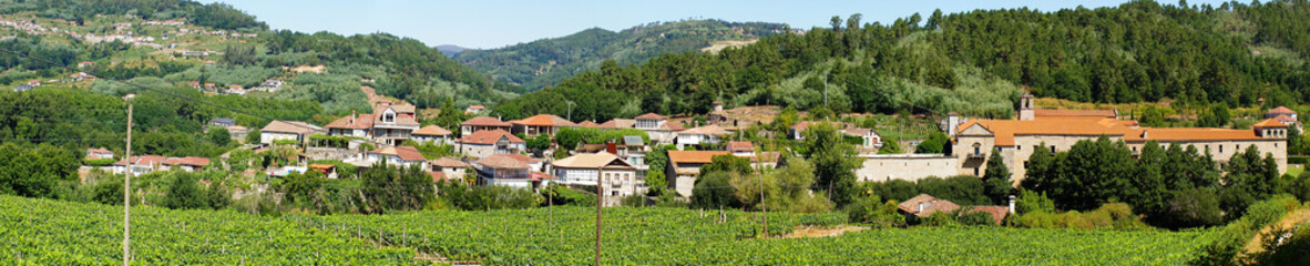 Fototapeta na wymiar Panoramiczny widok na wsi i klasztor San Clodio