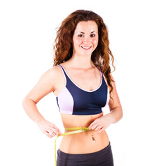 junge Frau misst ihre Taille