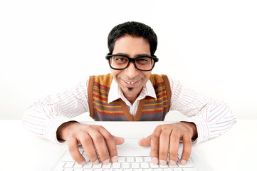 Mann am Computer mit Brille, lustig