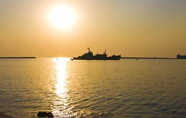Obraz na płótnie Canvas Sunset and ship
