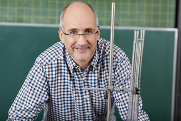 lehrer im physik unterricht