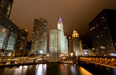 Fototapeta na wymiar Te wysokie budynki wzdłuż rzeki Chicago
