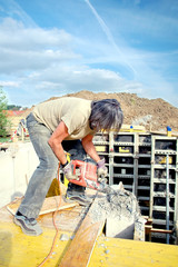 Mann auf der Baustelle