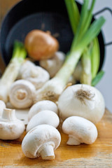 Champignons und Zwiebel