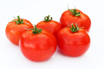 pomodori rossi su sfondo bianco