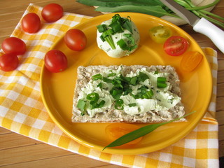 Bärlauch-Frischkäse auf Knäckebrot