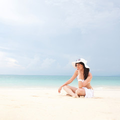 Fototapeta na wymiar Young fashion woman on the beach
