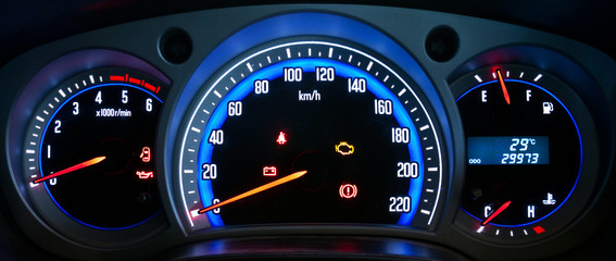 Moderne auto verlichte dashboard close-up