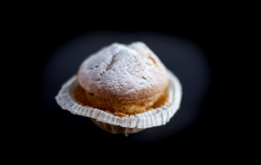 déballage de muffins sur fond noir