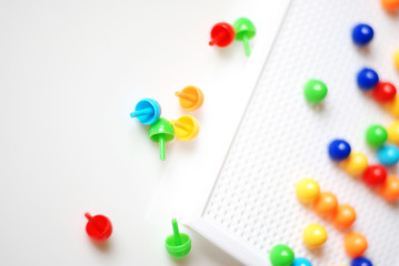 Steckspiel bunte Hütchen