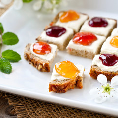 vollkornbrot mit konfitüre