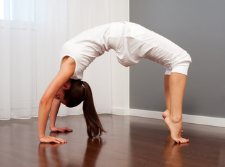 Naklejka premium woman doing bridge in room