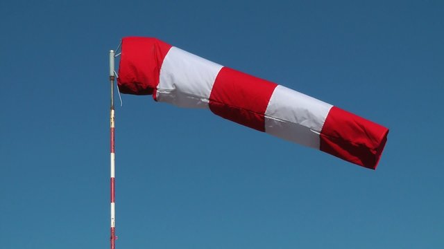 Windanzeiger oder Windsack Video am Flugplatz
