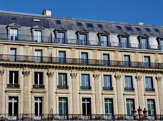Fototapeta na wymiar Immeuble de pierre, balcon de fer, toit gris. Paris