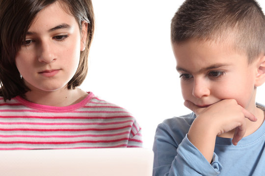 due bambini utilizzano computer portatile