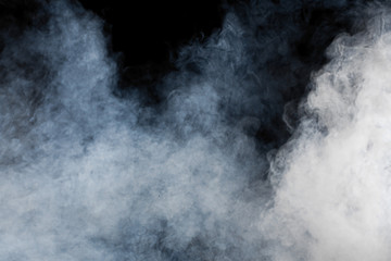 Obraz na płótnie Canvas Biały dym na czarnym tle. Odizolowane.