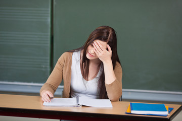 studentin während einer schwierigen prüfung
