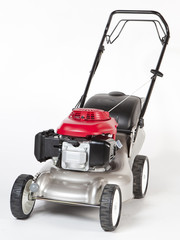 Fototapeta premium tondeuse à gazon rouge sur fond blanc