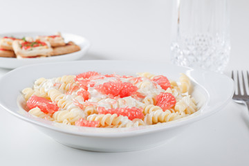 Nudeln mit Grapefruit und Ziegenkäsesauce