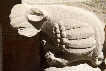 Sculpture en haut d'une colonne du cloître de l'Abbaye de Flaran