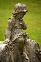 Fototapeta na wymiar detail of little girl statue on gravestone
