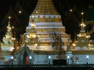 Wat Jong Klang in Mae Hong Son at night