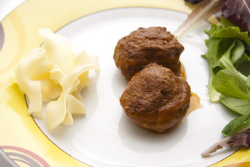 Hackfleischbällchen mit Salat und Nudeln