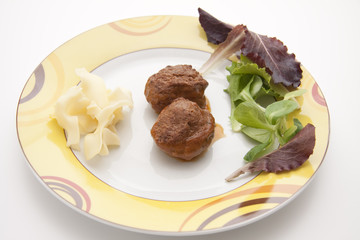 Hackfleischbällchen mit Salat und Nudeln