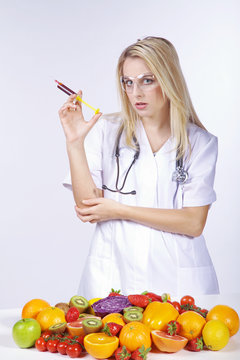 Arzt mit Vitaminspritze mit Obst und Gemüse Porträt