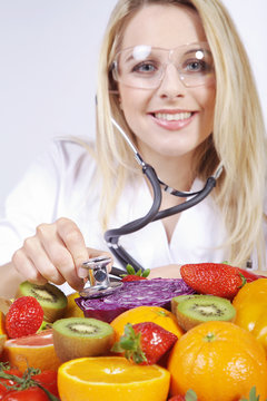 Arztfrau mit Stetoskop und Obst Porträt