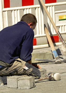 Homme pose du pav&eacute;s