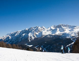 Fototapeta na wymiar Ośrodek narciarski Madonna di Campiglio. Włochy ..