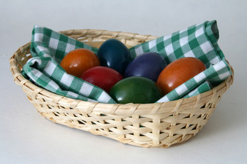 Osterkorb mit Eiern