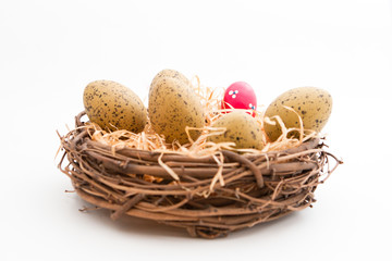 Naklejka na ściany i meble Korb gefüllt mit einem bunten und anderen Eiern für Ostern