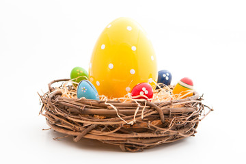 korb gefüllt mit viele bunten Eiern für Ostern