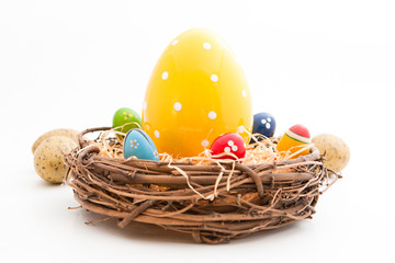 Korb gefüllt mit viele bunten Eiern für Ostern