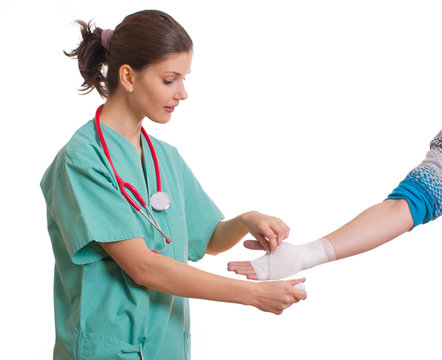 Krankenschwester verbindet Patient