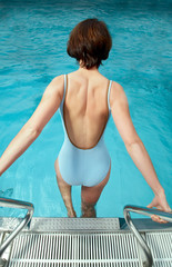 Frau im Wellnessbad Schwimmbadbeauty