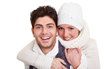 Lachendes Paar im Winter